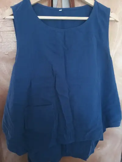 Blusa sin mangas azul con bolsillo - miniatura 3