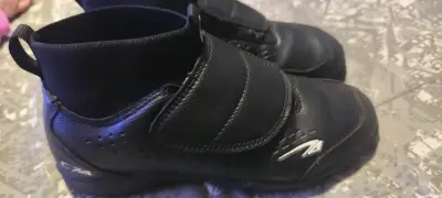 Botines deportivos negros para niños - miniatura 1