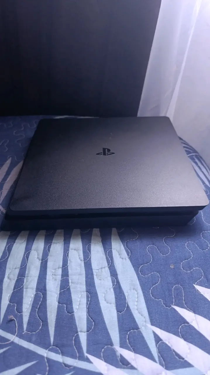 Consola PlayStation 4 Slim con control y cables - 1