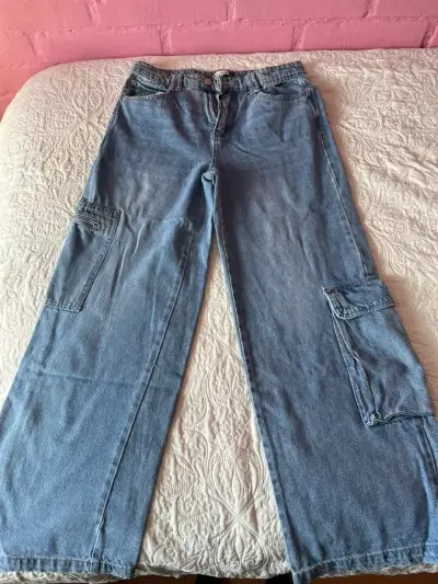 Pantalones cargo de mezclilla azul para mujer - miniatura 1