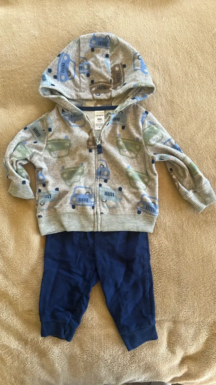 Conjunto de bebé Carter's con diseño de autos - 1