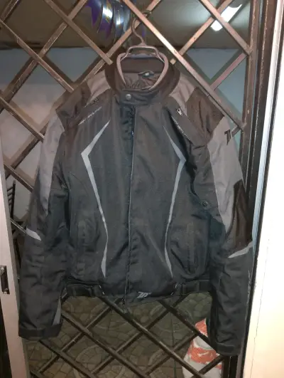 Chaqueta de moto negra con ventilación - miniatura 1