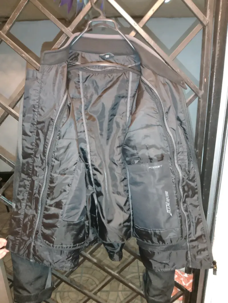 Chaqueta de moto negra con ventilación - 2
