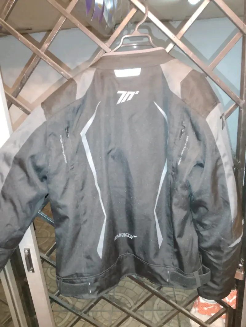Chaqueta de moto negra con ventilación - 4