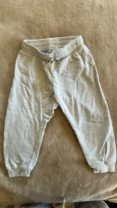Pantalones de bebé gris claro cómodos - miniatura 1