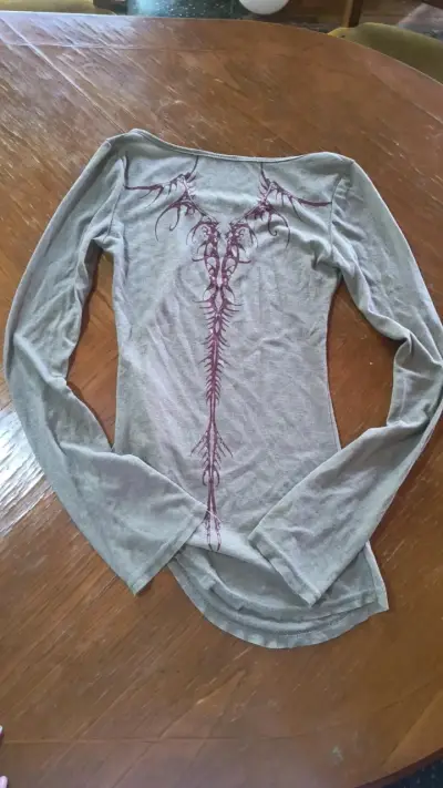 Polera gris de manga larga con diseño tribal - miniatura 1