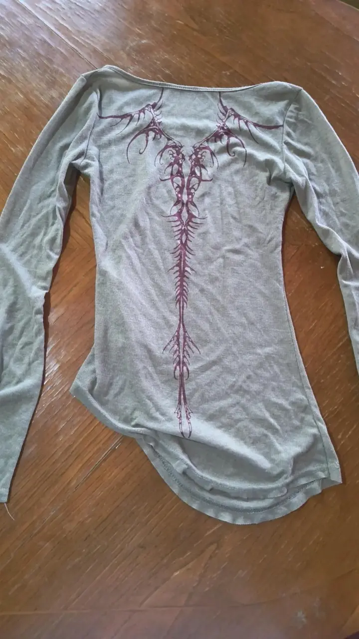 Polera gris de manga larga con diseño tribal - 2