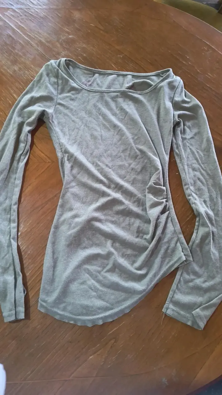 Polera gris de manga larga con diseño tribal - 3