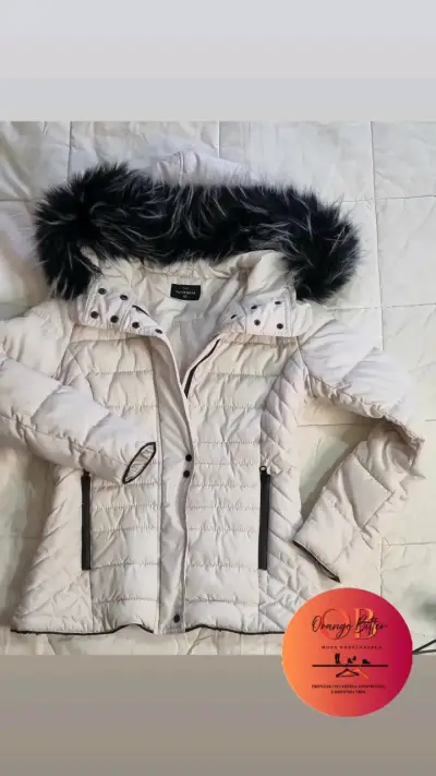 Chaqueta de invierno blanca con capucha de pelo - miniatura 1