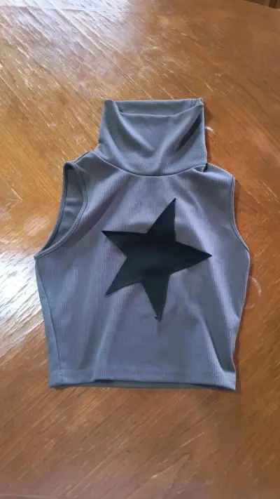 Chaleco sin mangas gris con estrella negra - miniatura 1