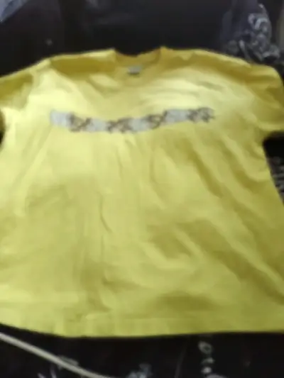Polera amarilla con diseño gráfico - miniatura 1
