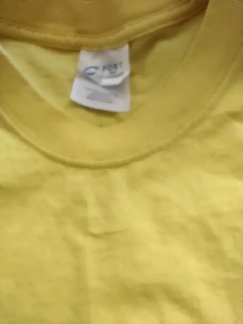 Polera amarilla con diseño gráfico - 2