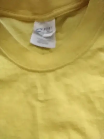 Polera amarilla con diseño gráfico - miniatura 2