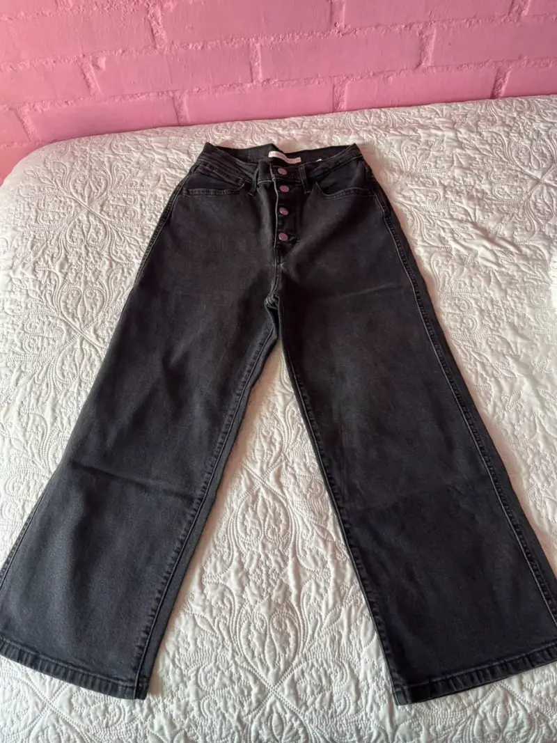 Pantalones de mezclilla anchos negros para mujer