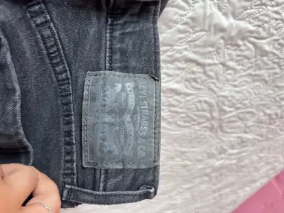 Pantalones de mezclilla anchos negros para mujer - miniatura 4