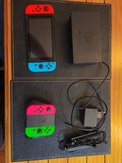 Nintendo Switch con Joy-Con y juegos adicionales - miniatura 1