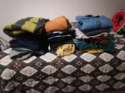 Lote de ropa variada para mujer en buen estado - miniatura 2