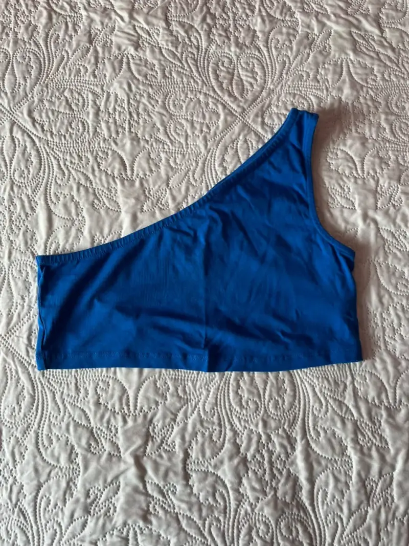 Top asimétrico azul para mujer