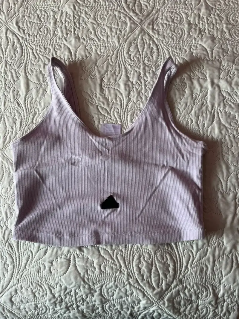 Top corto lila con diseño moderno