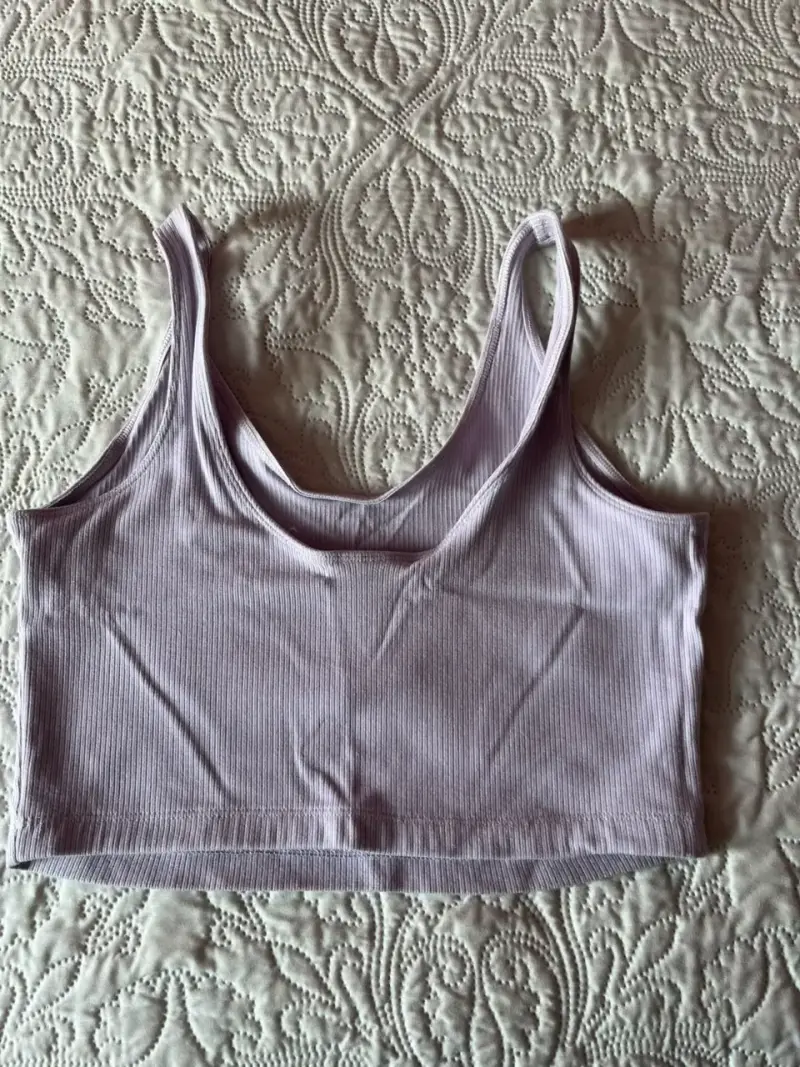 Top corto lila con diseño moderno - 3