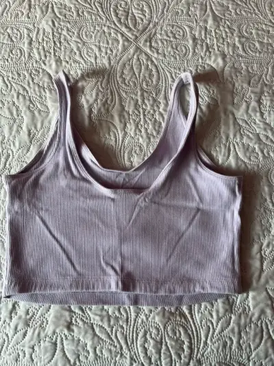Top corto lila con diseño moderno - miniatura 3
