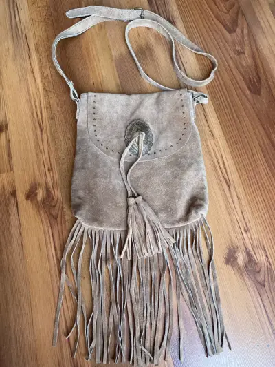 Cartera de gamuza con flecos y detalle metálico - miniatura 1