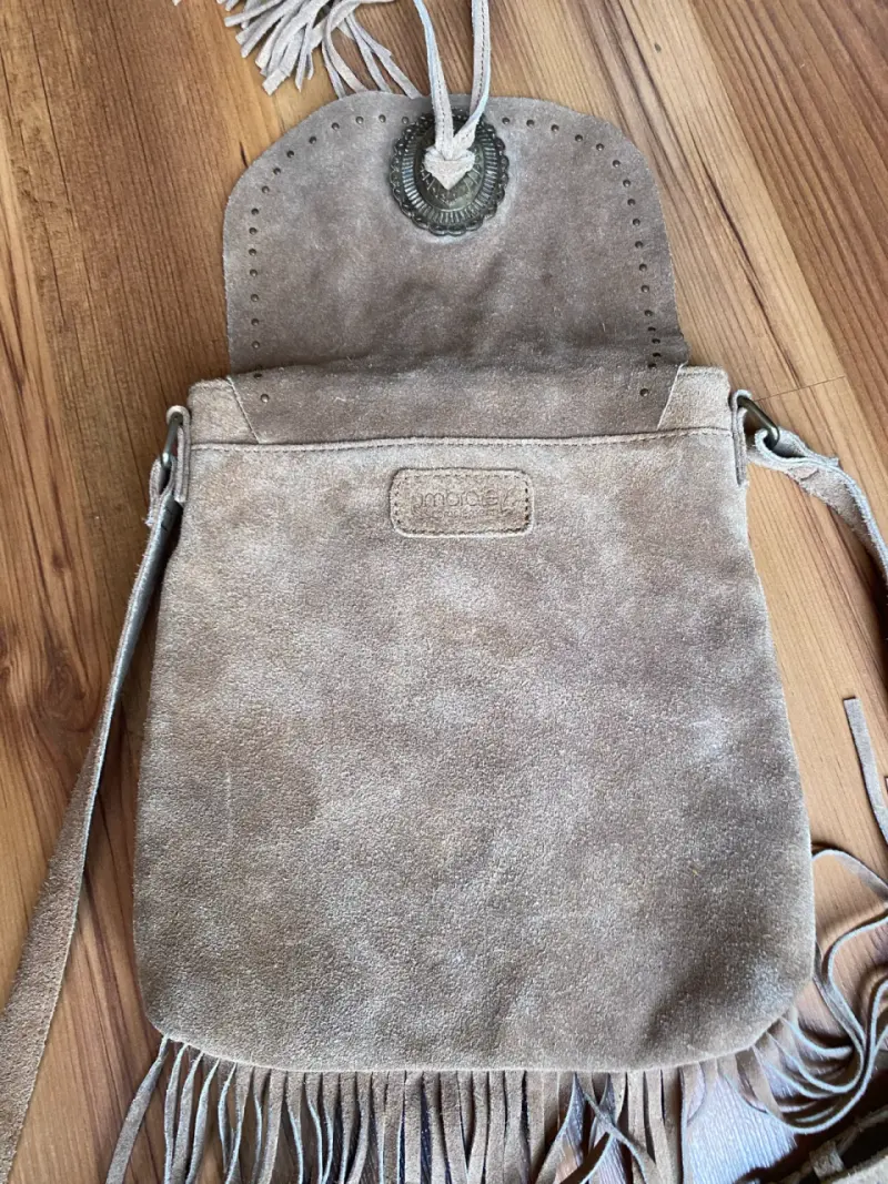 Cartera de gamuza con flecos y detalle metálico - 2