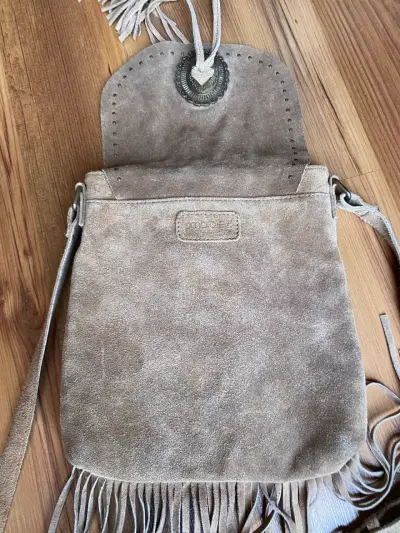 Cartera de gamuza con flecos y detalle metálico - miniatura 2