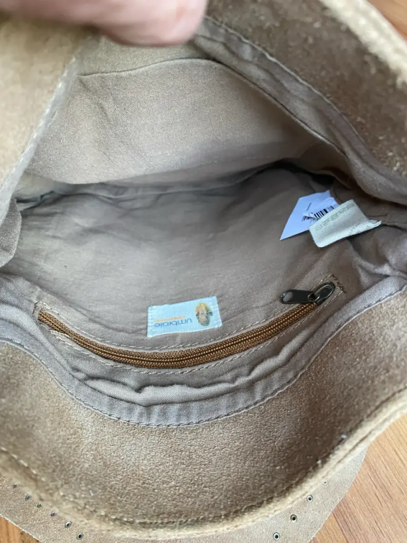 Cartera de gamuza con flecos y detalle metálico - 3