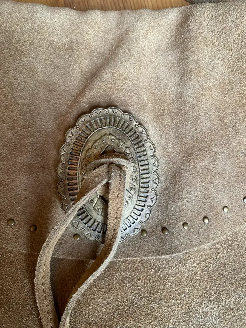 Cartera de gamuza con flecos y detalle metálico - 4