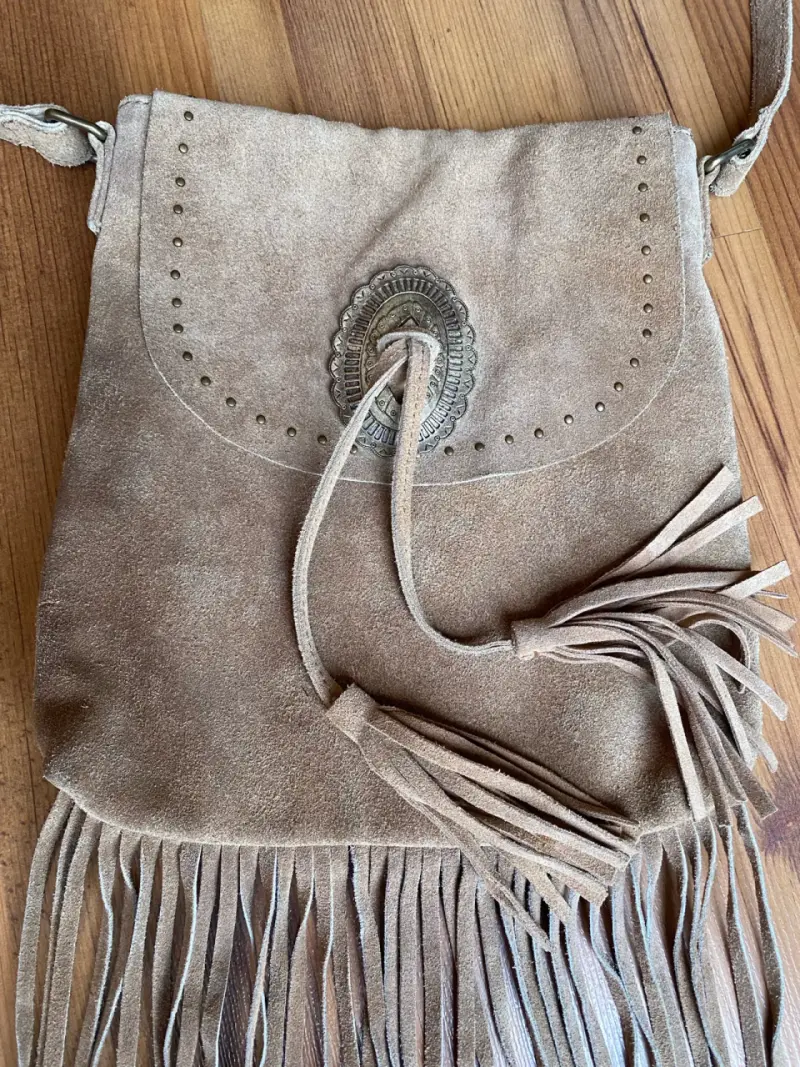 Cartera de gamuza con flecos y detalle metálico - 5