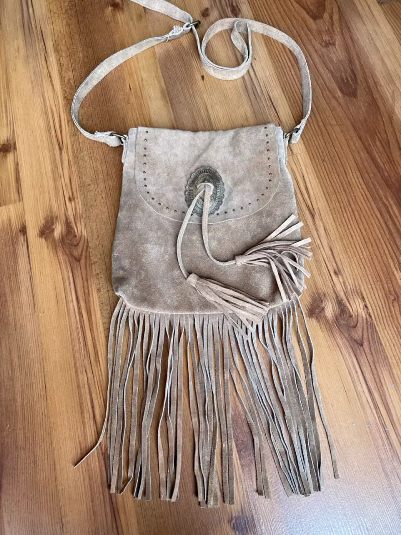Cartera de gamuza con flecos y detalle metálico - 6