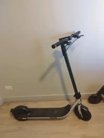 Scooter Eléctrico Yadea 750W 30Km Negro - miniatura 4