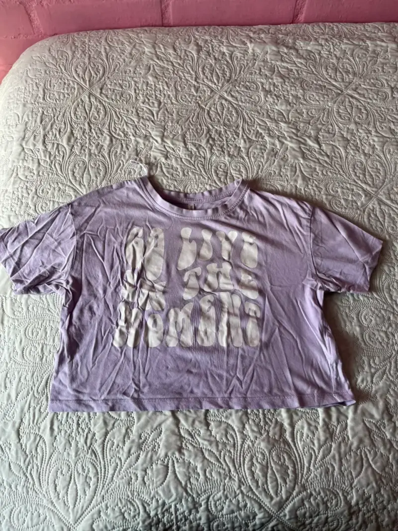 Polera corta lila con estampado blanco