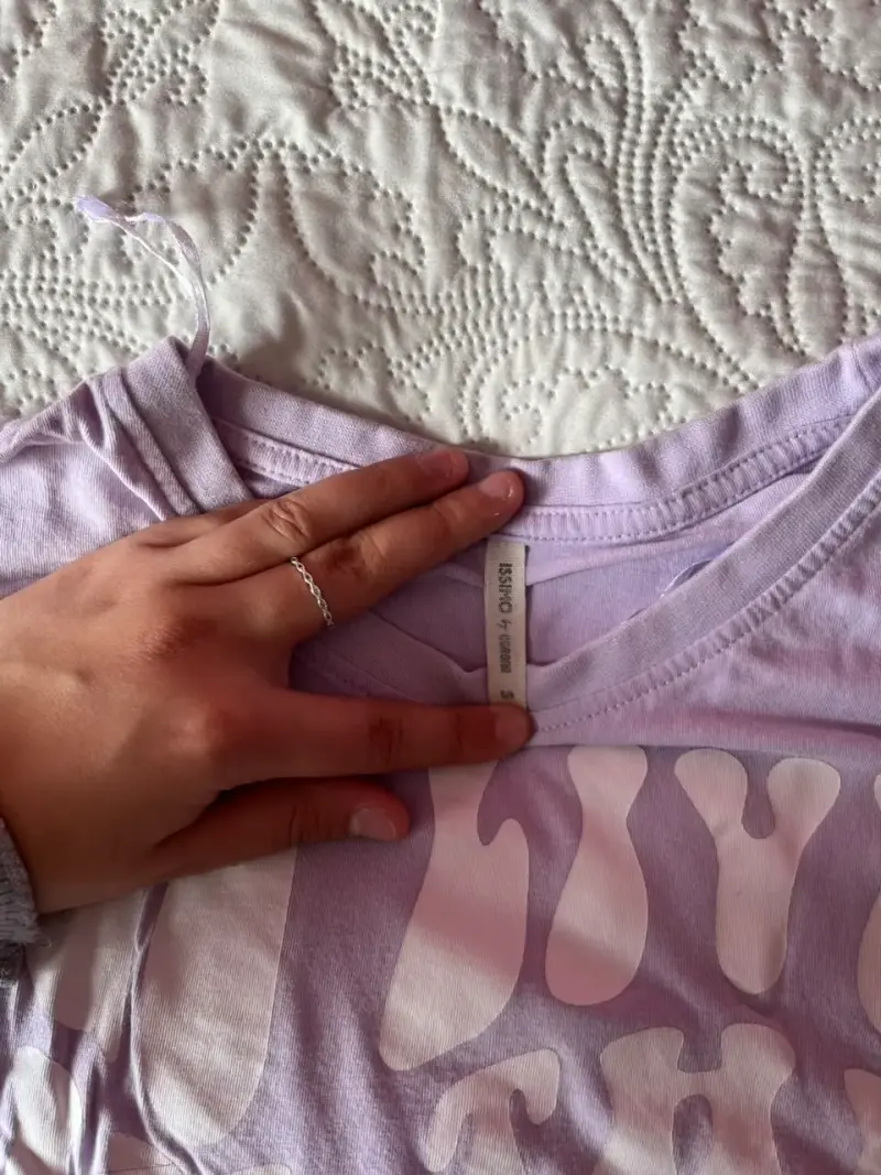 Polera corta lila con estampado blanco - 2