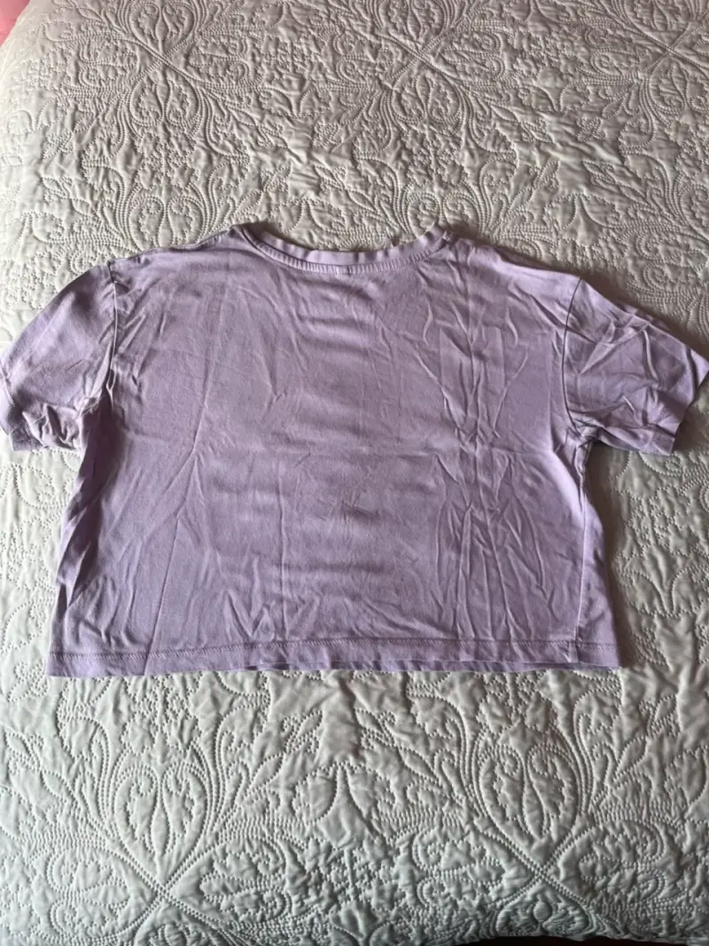 Polera corta lila con estampado blanco - 3