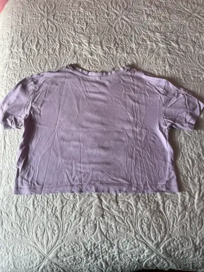 Polera corta lila con estampado blanco - miniatura 3