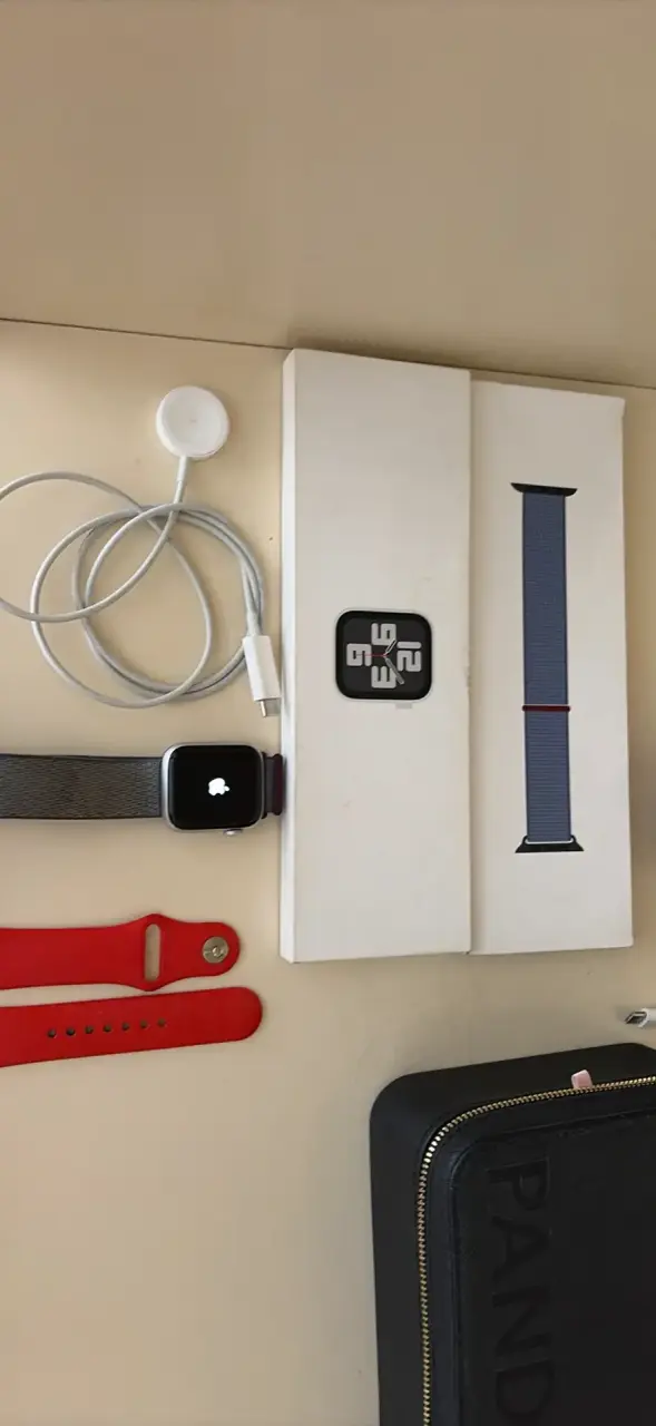 Apple Watch con correas adicionales y cargador - 1