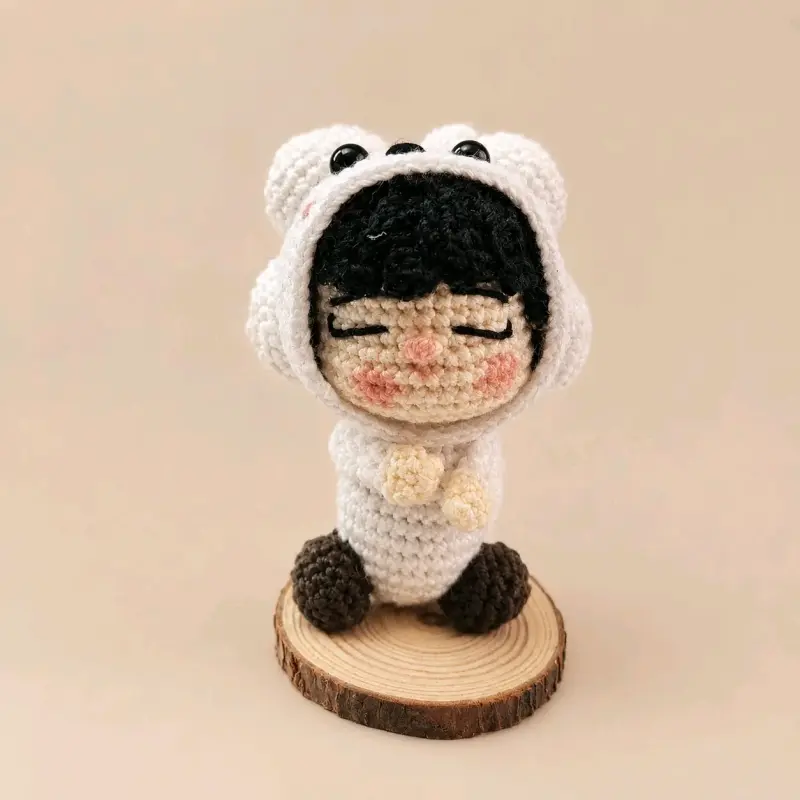 Muñeco amigurumi tejido a mano con base de madera - 3