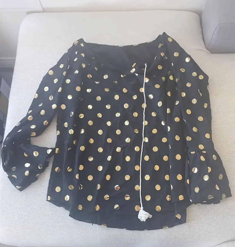 Blusa negra con lunares dorados