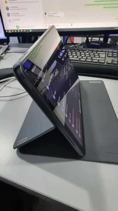 Tablet Lenovo Tab M11 con accesorios - miniatura 3