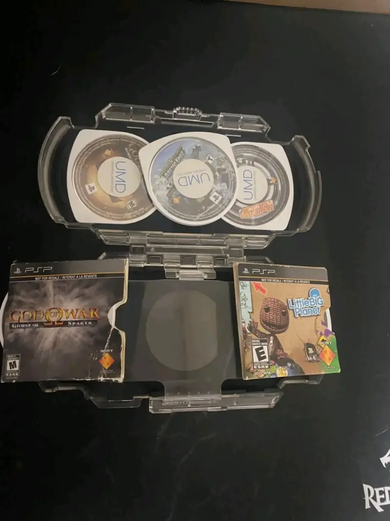 Consola Sony PSP con juegos y estuche - 2