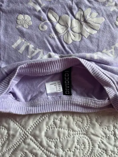 Polera lila con diseño floral - miniatura 1