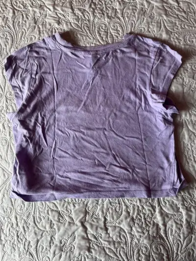 Polera lila con diseño floral - miniatura 2