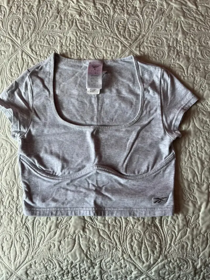 Top deportivo gris Reebok para mujer