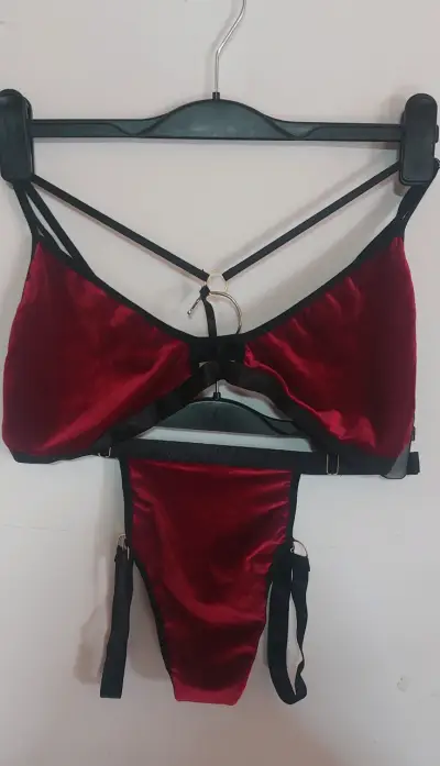 Conjunto de lencería burdeo con tirantes - miniatura 1