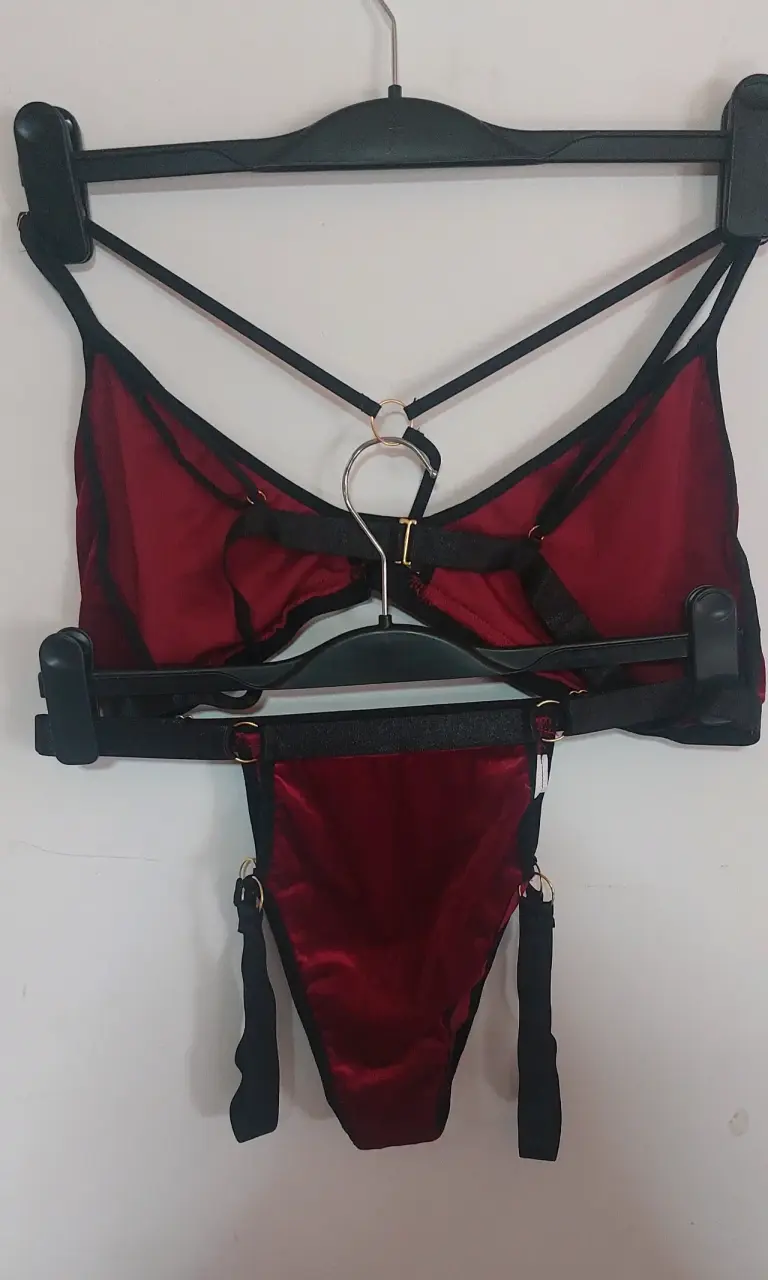 Conjunto de lencería burdeo con tirantes - 2