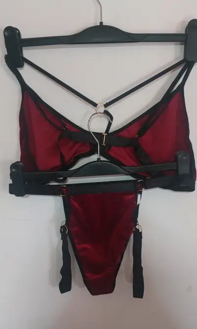 Conjunto de lencería burdeo con tirantes - miniatura 2