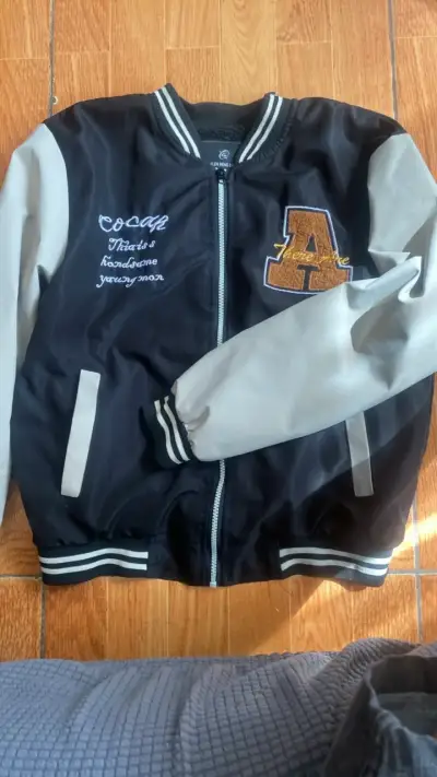 Chaqueta Varsity Negra y Gris para Hombre - miniatura 1