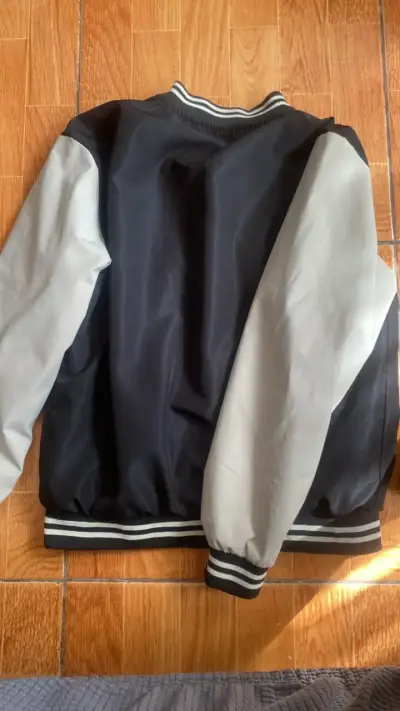Chaqueta Varsity Negra y Gris para Hombre - miniatura 2